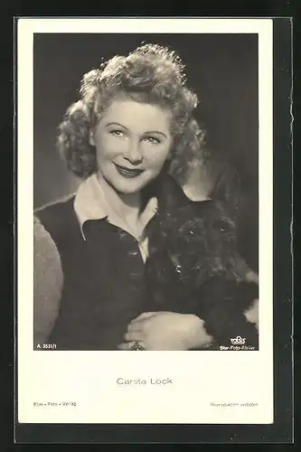 AK Schauspielerin Carsta Löck hält einen Hund im Arm