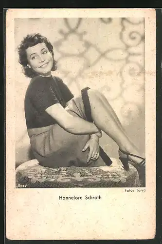 AK Schauspielerin Hannelore Schroth auf einem Tisch sitzend