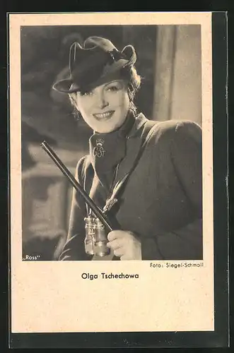 AK Schauspielerin Olga Tschechowa als Jägerin mit Hut und Fernglas