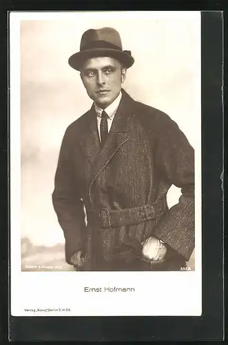 AK Schauspieler Ernst Hofmann mit Hut und Mantel