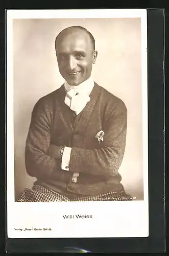 AK Schauspieler Willi Weiss in sportlicher Strickjacke