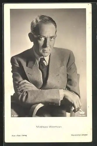 AK Schauspieler Mathias Wieman mit Zigarette in der Hand