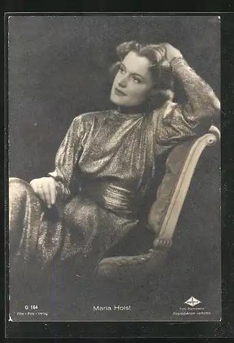 AK Schauspielerin Maria Holst sitzt nachdenklich auf einem Stuhl