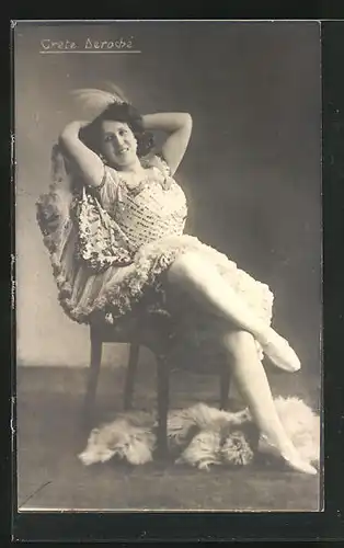 AK Grete Deroché im Kleid auf einem Stuhl sitzend