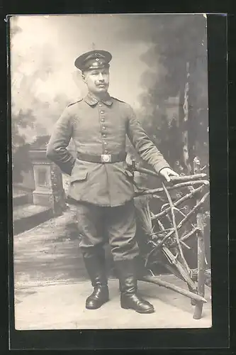 Foto-AK Soldat in Felduniform mit Mütze