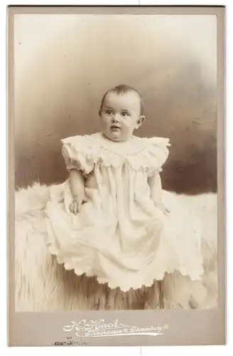 Fotografie H. Hack, Strassburg i / Els., Mülhausen i / Els., Illzacher-Strasse 2, Portrait süsses Baby im weissen Kleid