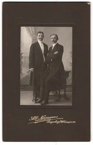Fotografie Alb. Neumann, Langenberg / Rhld., Hauptstrasse 138, Portrait zwei junge Herren in eleganter Kleidung