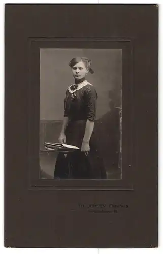 Fotografie Th. Jensen, Flensburg, Norderhofenden 15, Portrait junges Mädchen in zeitgenössischer Kleidung