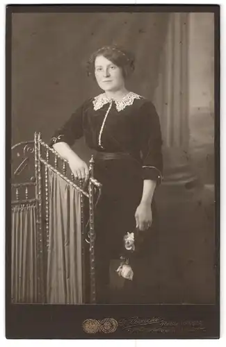 Fotografie G. Vierecke, Hamburg, Rathausstrasse 13, Portrait junge Dame im Samtkleid mit Rosen in der Hand