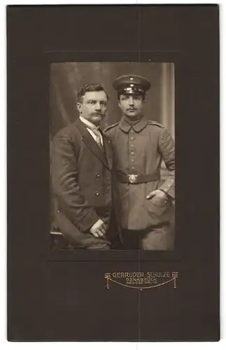 Fotografie Gebrüder Schulze, Osnabrück, Grosse Strasse 19, Portrait Soldat in Uniform mit Schirmmütze und einem Herrn