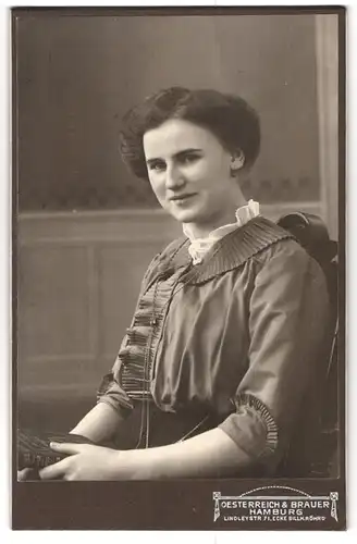 Fotografie Oesterreich & Brauer, Hamburg, Lindleystrasse 71, Portrait junge Dame in hübscher Bluse mit Buch in der Hand