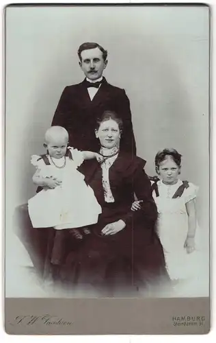 Fotografie J. W. Jacobsen, Hamburg, Steindamm 51, Portrait elegantes Paar mit Baby und kleiner Tochter