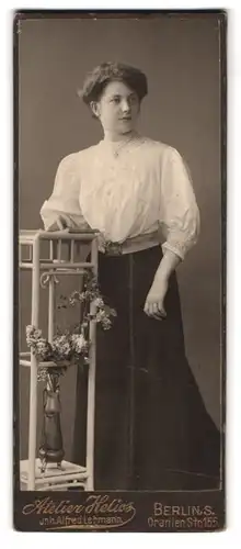 Fotografie Alfred Lehmann, Berlin-S, Oranien Strasse 155, Portrait junge Dame in weisser Bluse und Rock