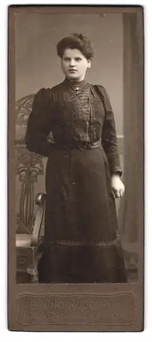 Fotografie Bruno Rudolph, Rosswein i / Sa., Brückenplatz 410, Portrait junge Dame im schwarzen Kleid