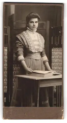 Fotografie Max Rother, Rosswein, Mittelstrasse, Portrait junge Dame in hübscher Kleidung mit Buch