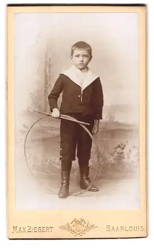 Fotografie Max Ziegert, Saarlouis, Portrait kleiner Junge im Matrosenanzug mit Reifen
