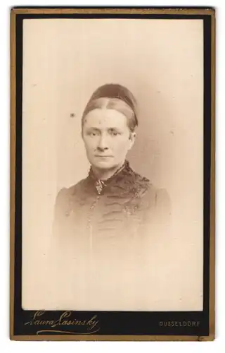 Fotografie Laura Lasinsky, Düsseldorf, Hohe-Strassse 6, Portrait junge Dame mit Haube und Kragenbrosche