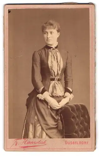 Fotografie Fr. Haarstick, Düsseldorf, Victoria-Strasse 14, Portrait junge Dame im hübschen Kleid