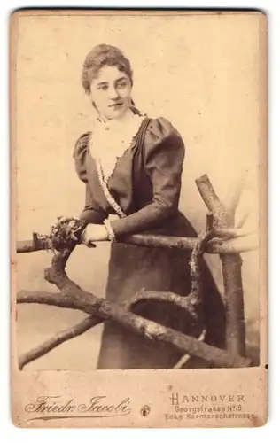 Fotografie Friedr. Jacobi, Hannover, Georgstrasse 18, Portrait junge Dame im hübschen Kleid