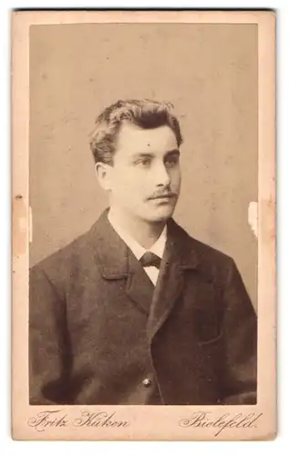 Fotografie Fritz Küken, Bielefeld, Neumarkt Ecke der Victoriastrasse, Portrait eleganter Herr mit Oberlippenbart