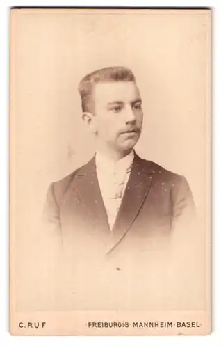 Fotografie C. Ruf, Freiburg i / B., Ludwigstrasse 2, Portrait junger Mann im Anzug mit Krawatte