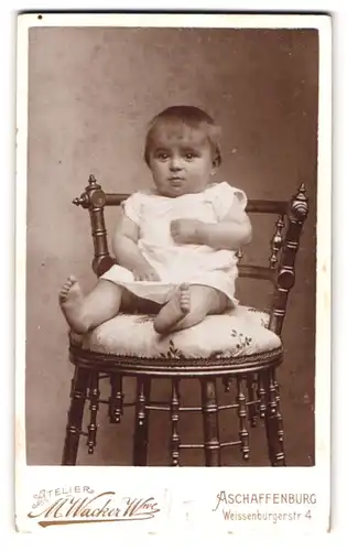 Fotografie M. Wacker Witwe, Aschaffenburg, Weissenburgerstrasse 4, Portrait niedliches Kleinkind im weissen Hemd