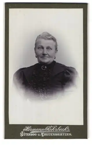 Fotografie Hermann Rohrbeck, Jüterbog, Portrait ältere Dame mit Kragenbrosche