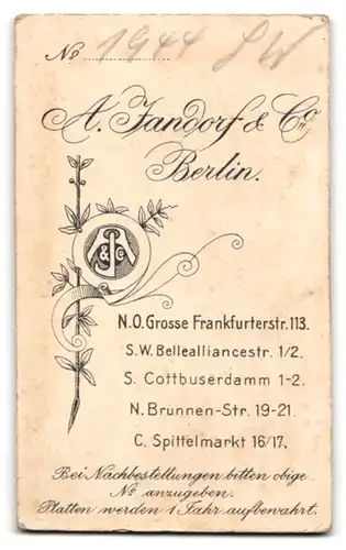 Fotografie A. Jandorf & Co., Berlin-NO, Grosse Frankfurterstrasse 113, Portrait Kommunikantin mit Kerze und Gebetsbuch