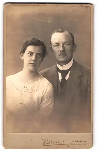Fotografie H. Blesius, Hameln, Ostertorwall 3, Portrait bürgerliches Paar in modischer Kleidung
