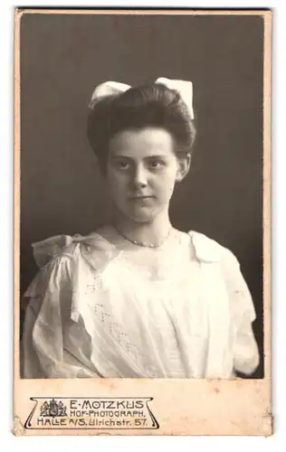 Fotografie E. Motzkus, Halle a / S., Ulrichstrasse 57, Portrait junge Dame im weissen Kleid