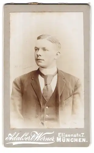 Fotografie Adalbert Werner, München, Elisenstrasse 7, Portrait junger Mann im Anzug mit Krawatte