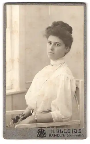 Fotografie H. Blesius, Hameln, Ostertorwall 3, Portrait junge Dame in weisser Bluse auf Stuhl sitzend