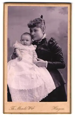 Fotografie Th. Mende Witwe, Hagen, Elberfelderstrasse 82, Portrait bürgerliche Dame mit Baby auf dem Arm