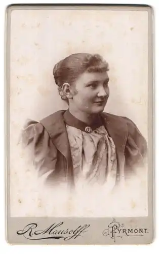 Fotografie R. Mausolff, Pyrmont, Portrait junge Dame mit hochgestecktem Haar