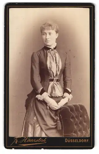 Fotografie Fr. Haarstick, Düsseldorf, Victoria-Strasse 14, Portrait junge Dame im hübschen Kleid