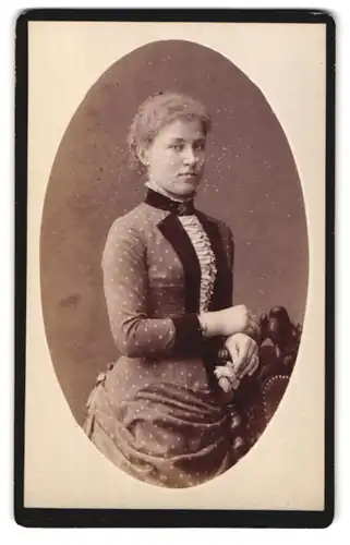 Fotografie Wilhelm Otto, Düsseldorf, Schadow-Strasse 42, Portrait junge Dame im modischen Kleid