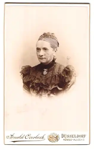 Fotografie Arnold Overbeck, Düsseldorf, Königs-Allee 43, Portrait ältere Dame mit Haube und Kragenbrosche