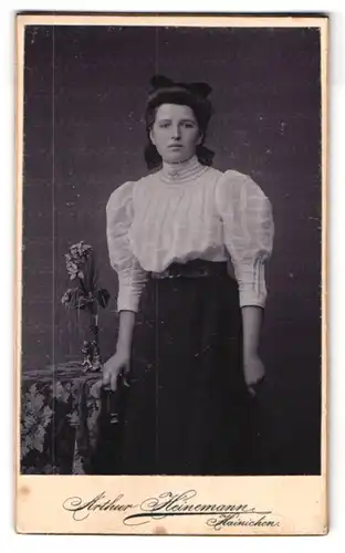 Fotografie Arthur Heinemann, Hainichen in Sachsen, Langestrasse 15, Portrait junge Dame in hübscher Bluse und Rock