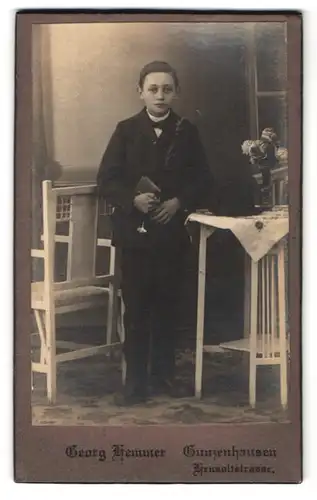 Fotografie Georg Hemmer, Gunzenhausen, Hensoltstrasse, Portrait Junge im Anzug mit Gebetsbuch