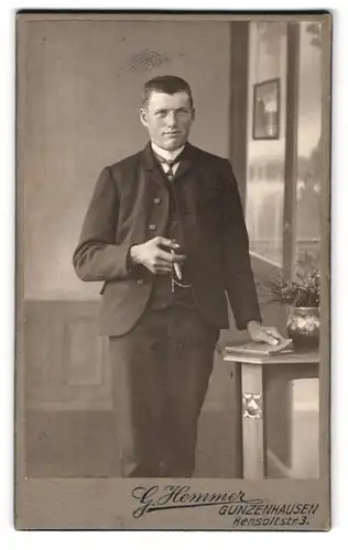 Fotografie G. Hemmer, Gunzenhausen, Hensoltstrasse 3, Portrait junger Mann im Anzug mit Zigarre