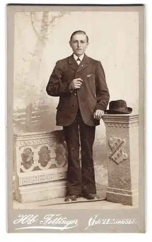 Fotografie Hch. Fettinger, Gunzenhausen, Portrait junger Mann in zeitgenössischer Kleidung