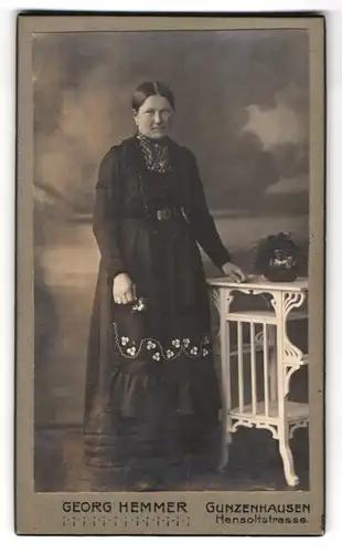 Fotografie Georg Hemmer, Gunzenhausen, Hensoltstrasse, Portrait junge Dame im modischen Kleid