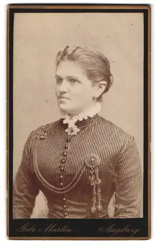 Fotografie Gebr. Martin, Augsburg, Bahnhofstrasse, Portrait junge Dame im gestreiften Kleid