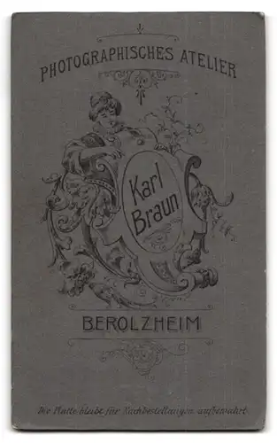 Fotografie Karl Braun, Berolzheim, Portrait junger Mann im Anzug mit Zigarre und Album