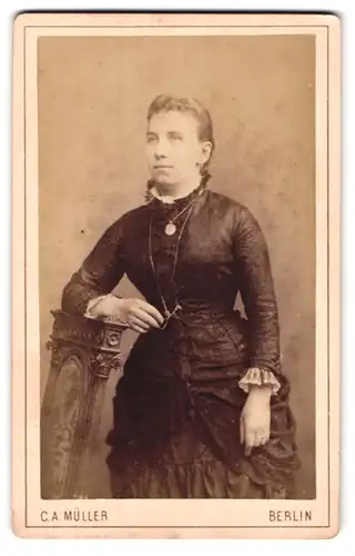 Fotografie C. A. Müller, Berlin, Chaussee-Strasse 40, Portrait junge Dame im hübschen Kleid