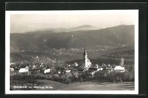 AK Giesshübl, Ortschaft gegen Gebirgslandschaft