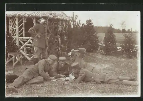 Foto-AK Soldaten beim Kartenspiel auf einer Wiese