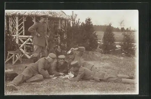 Foto-AK Soldaten beim Kartenspiel auf einer Wiese