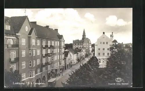 AK Linköping, Larsgartan, Strassenpartie mit Wohnhäusern und Passanten