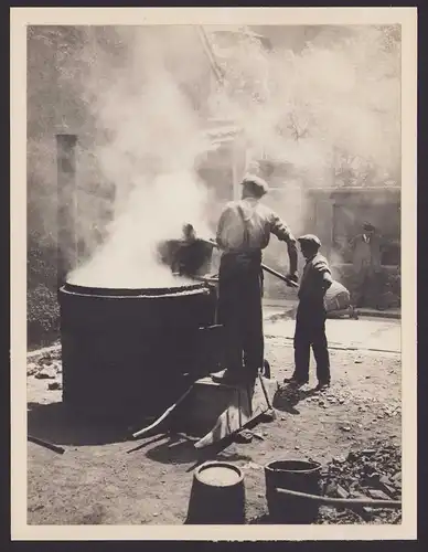 Fotografie Joh. Wagner, Augsburg, Ansicht Augsburg, Teersieder bei der Arbeit am Teerkessel